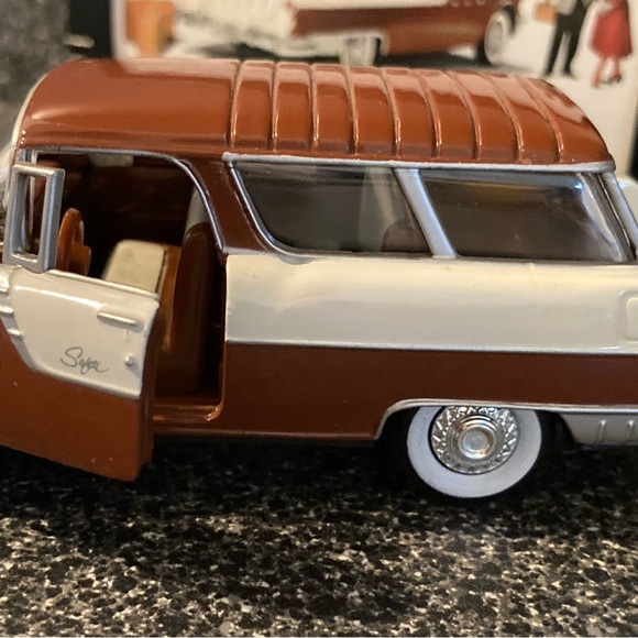 Vintage Road Champs ‘Fabulous 50’s’
Die Cast Vehicle
1955 PONTIAC SAFARI - Picture 7 of 13